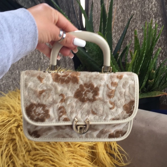 Beautiful handheld vintage carpet chenille bag. - Picture 2 of 3